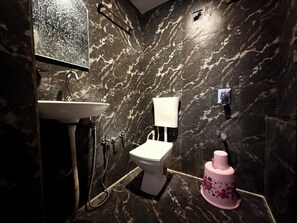 環境にやさしいバスアメニティ、スリッパ、ビデ、タオル