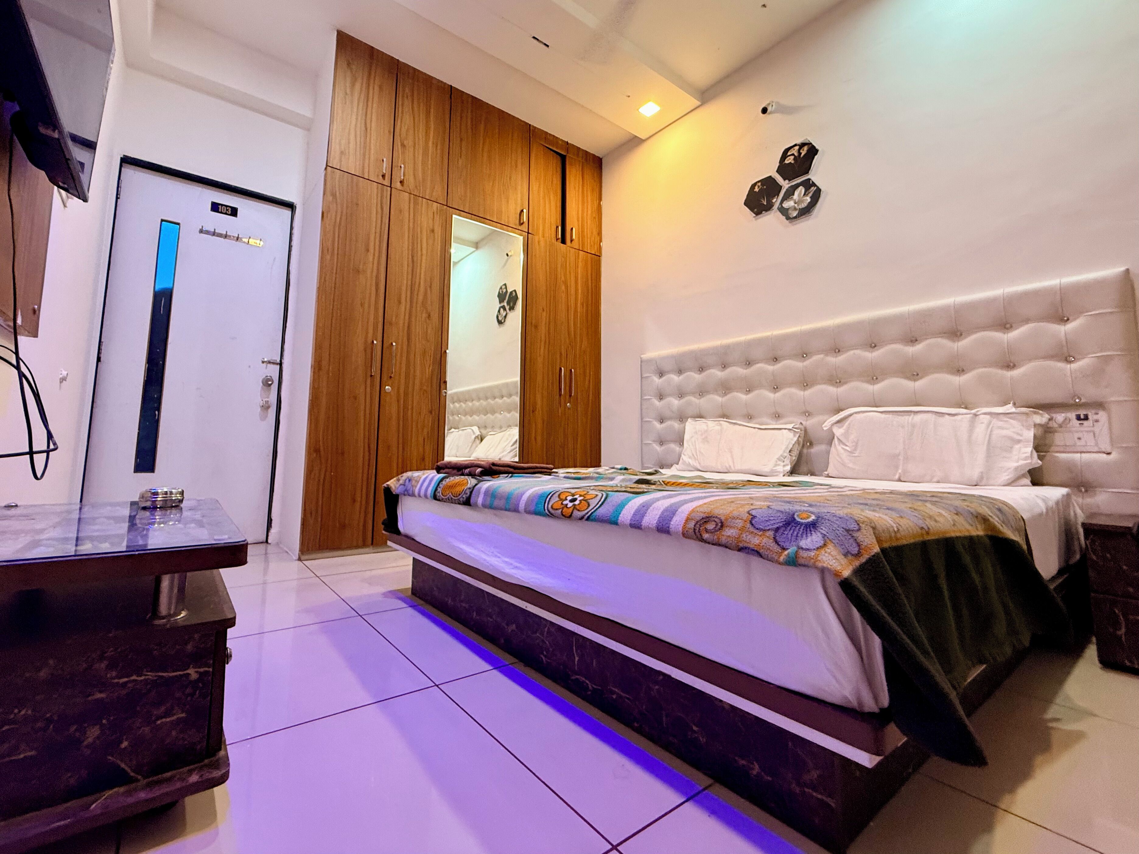 标准房 | 办公桌、免费 WiFi、床单