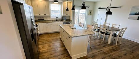 Kühlschrank, Mikrowelle, Ofen, Geschirrspüler