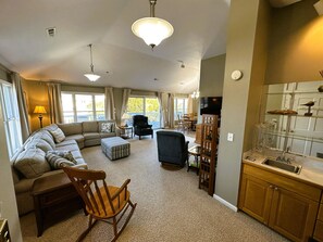 TV - KH101 - Immaculate - 4 bdrm, 2 bath,  private pool, westside w/ sunrise views (Kitty Hawk)