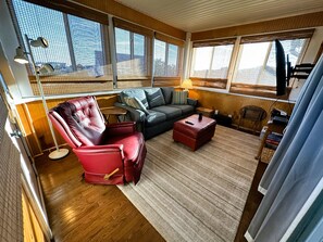 TV - KH101 - Immaculate - 4 bdrm, 2 bath,  private pool, westside w/ sunrise views (Kitty Hawk)