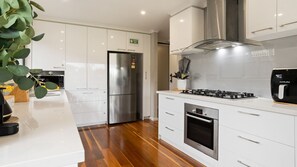 冷蔵庫、電子レンジ、オーブン、コンロ