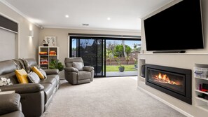 スマートテレビ、暖炉、ステレオ