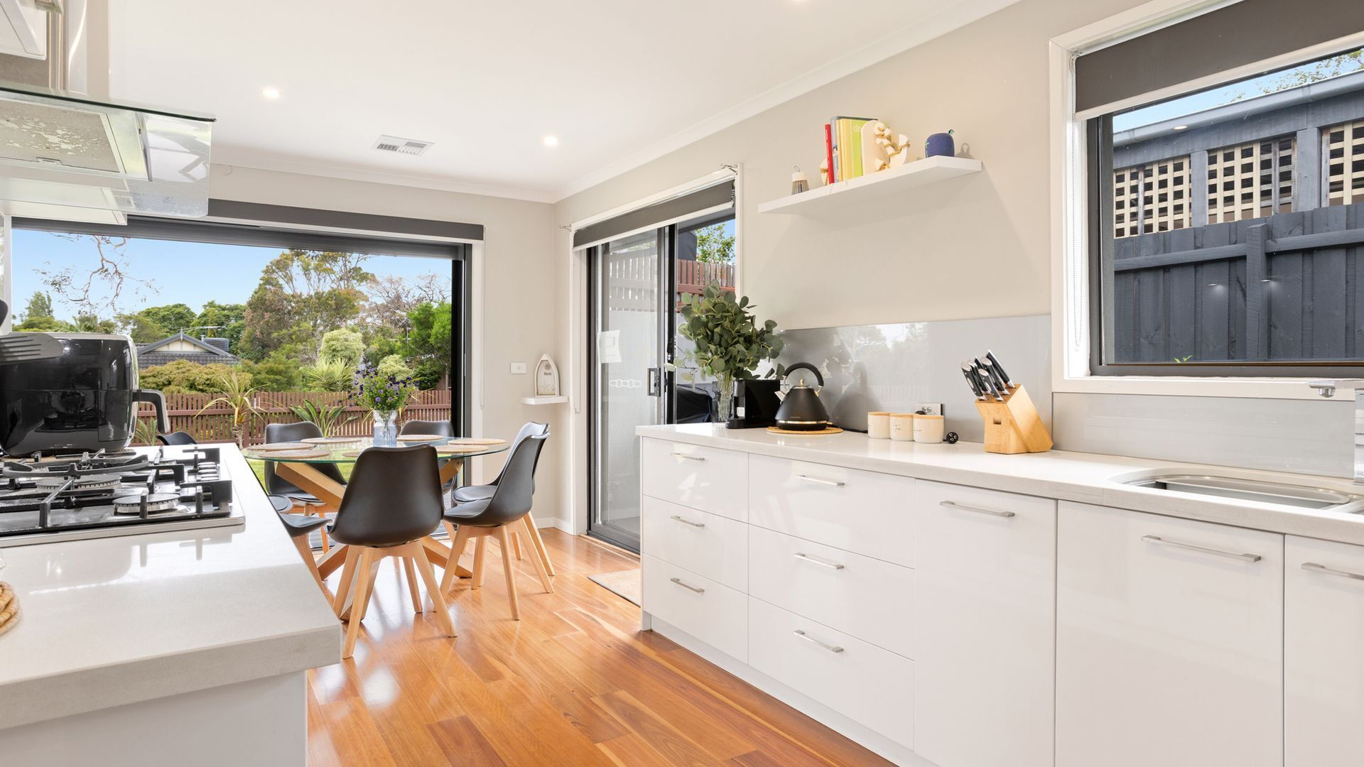 Køleskab, mikrobølgeovn, ovn, kogeplade