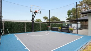 Sports court - Ultimate Holiday Haven (Rosebud)