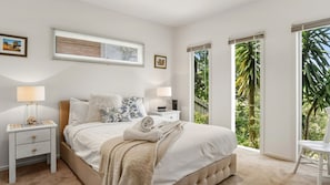 4 bedrooms, iron/ironing board, WiFi - Rye Beach Treetop Escape (Rye)