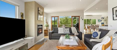 TV connectée, cheminée, chaßne hi-fi