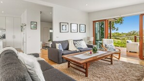 Smart TV, fireplace, stereo - Rye Beach Treetop Escape (Rye)