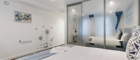 Iron/ironing board, WiFi, bed sheets