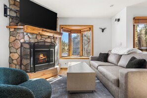Smart-TV, Kamin, Bücher, Stereoanlage