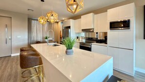 Coffee/tea maker, fridge, microwave, oven - Brand New Home with 4 En-Suites, near Disney (Kissimmee)