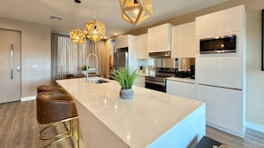 Fridge, microwave, oven, stovetop - Brand New Home with 4 En-Suites, near Disney (Kissimmee)