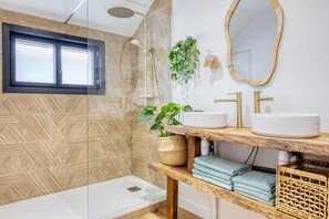 Shower, towels, soap, toilet paper - Le Cocon de l'Arche Normand - Near ROUEN (Pont-de-l'Arche)