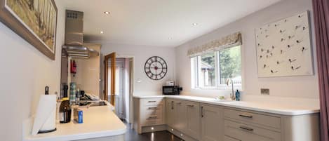 Cottage | Private kitchen | Fridge, dishwasher, toaster, cookware/dishes/utensils