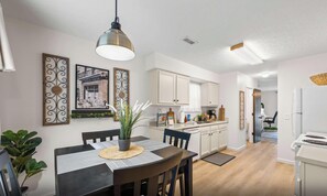 Dining - Near Ark w/Private Parking & Patio, 2 Bedroom Home (Dry Ridge)