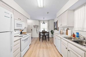 Fridge, microwave, oven, stovetop - Near Ark w/Private Parking & Patio, 2 Bedroom Home (Dry Ridge)