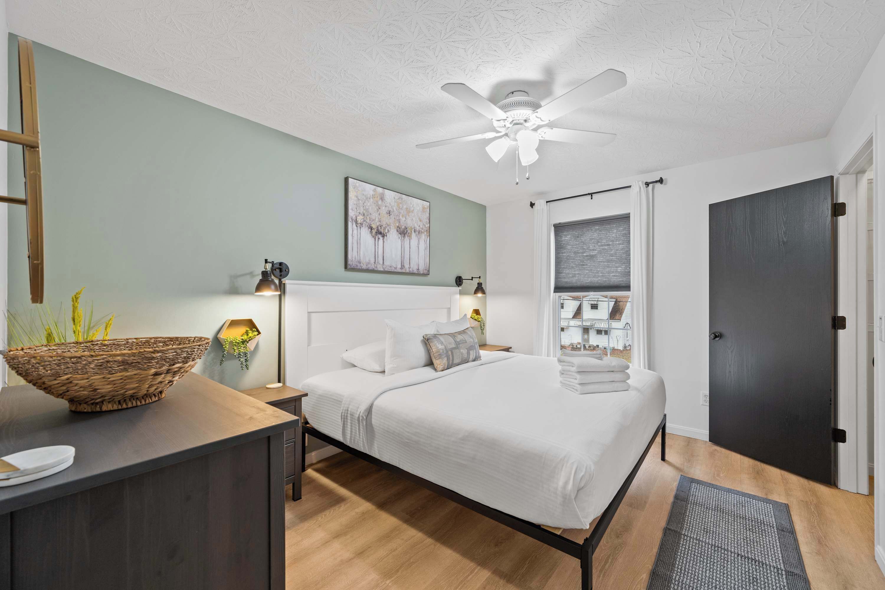 2 bedrooms, desk, iron/ironing board, travel cot