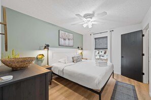 2 habitaciones, escritorio y tabla de planchar con plancha 