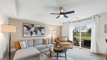 Televisión, chimenea y oficina