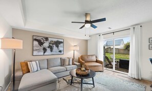 Televisión, chimenea, oficina