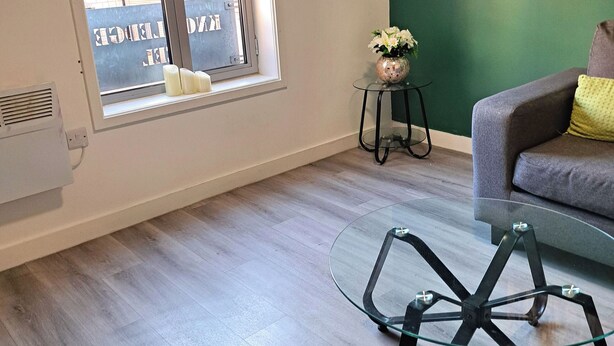 Leilighet – basic | Oppholdsområde | En 40-tommers LCD-TV med Parabol-TV