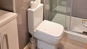 Leilighet – basic | Bad | Dusj, toalettartikler (inkludert), hårføner og håndklær