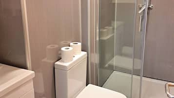 Basic Apartment | Bathroom | Shower, free toiletries, hair dryer, towels