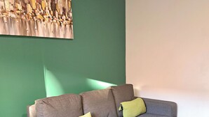 Leilighet – basic | Oppholdsområde | En 40-tommers LCD-TV med Parabol-TV