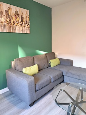 基本公寓 | 客廳 | 40 吋LCD 電視連衛星電視頻道