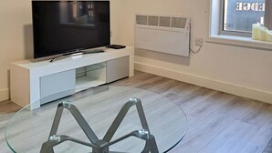 Leilighet – basic | Oppholdsområde | En 40-tommers LCD-TV med Parabol-TV