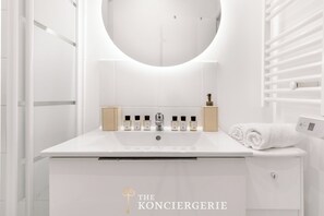 Shower, hair dryer, towels, shampoo - Elegant studio dans le Marais (Paris)