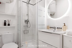 Shower, hair dryer, towels, shampoo - Elegant studio dans le Marais (Paris)