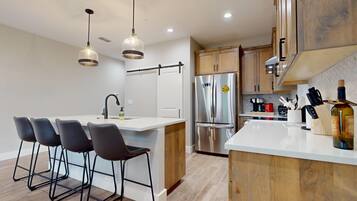 Coffee/tea maker, fridge, microwave, oven