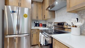 冰箱、微波炉、烤箱、炉灶