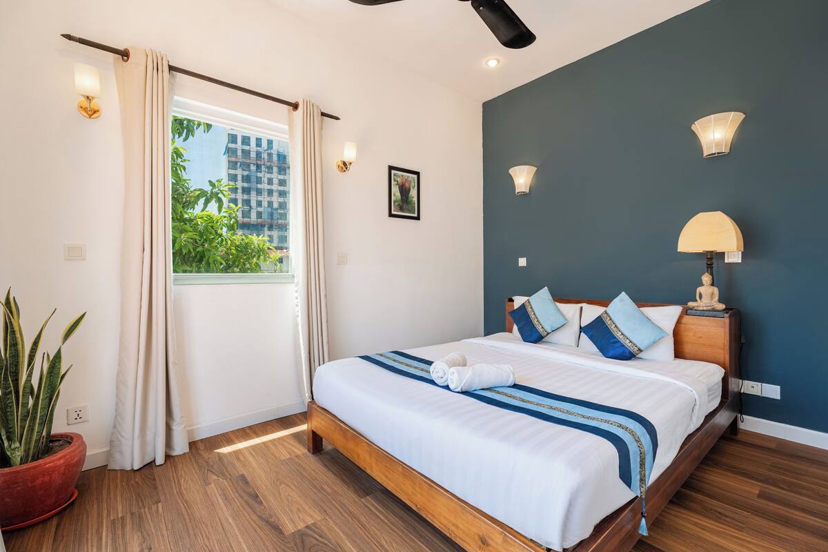 Standard Room | Minibar, in-room safe, desk, laptop workspace