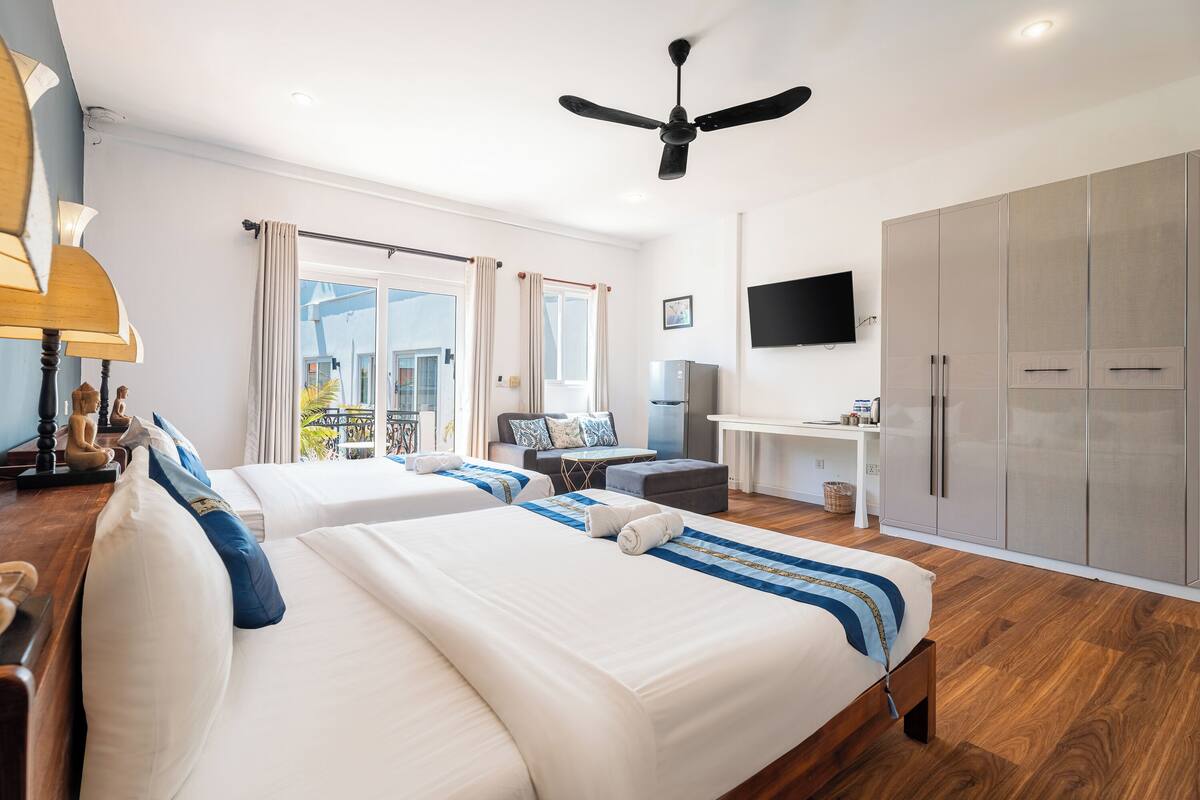 Junior Suite | Minibar, in-room safe, desk, laptop workspace
