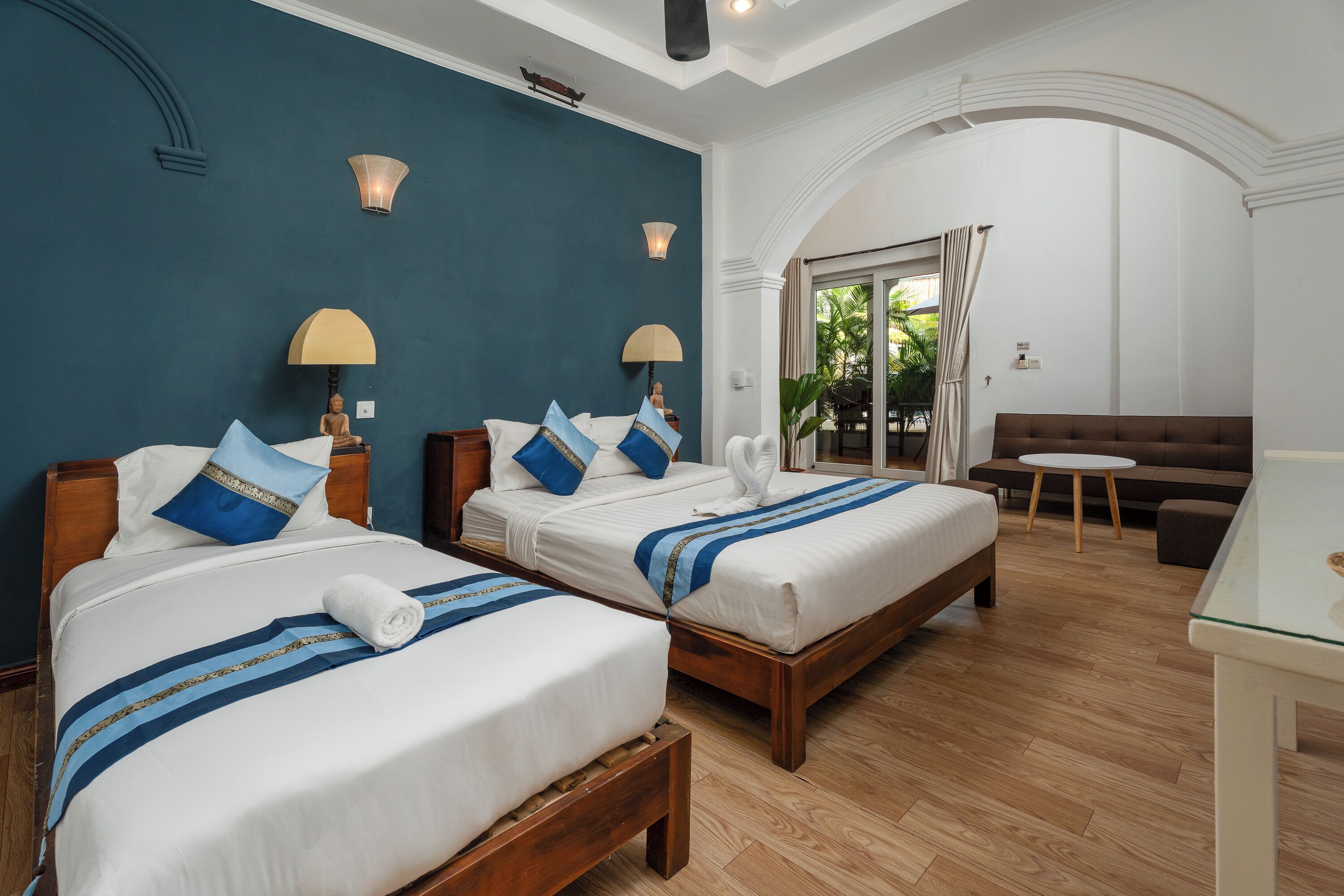 Premium-rum | Värdeförvaringsskåp på rummet, skrivbord och arbetsyta för laptop