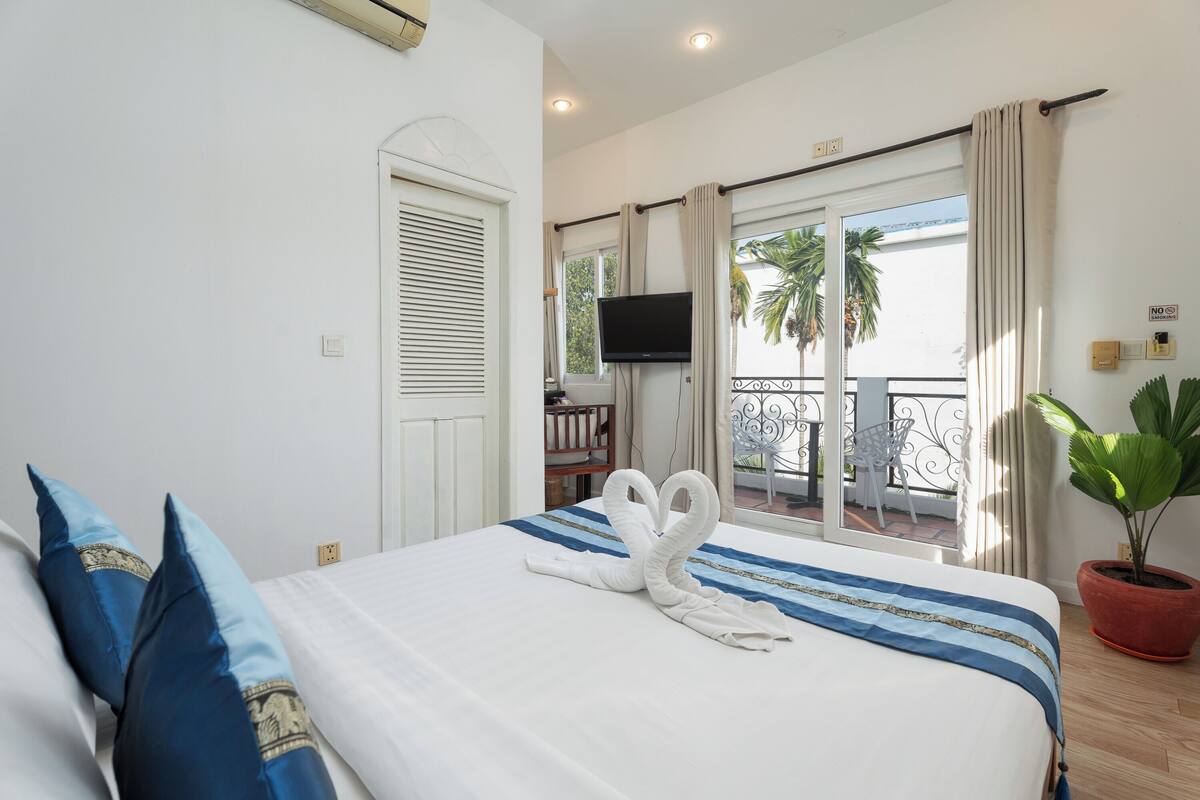 In-room safe, desk, laptop workspace, blackout curtains