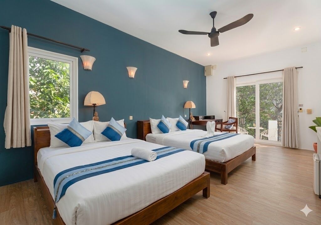 Minibar, caja de seguridad en la habitación y escritorio 