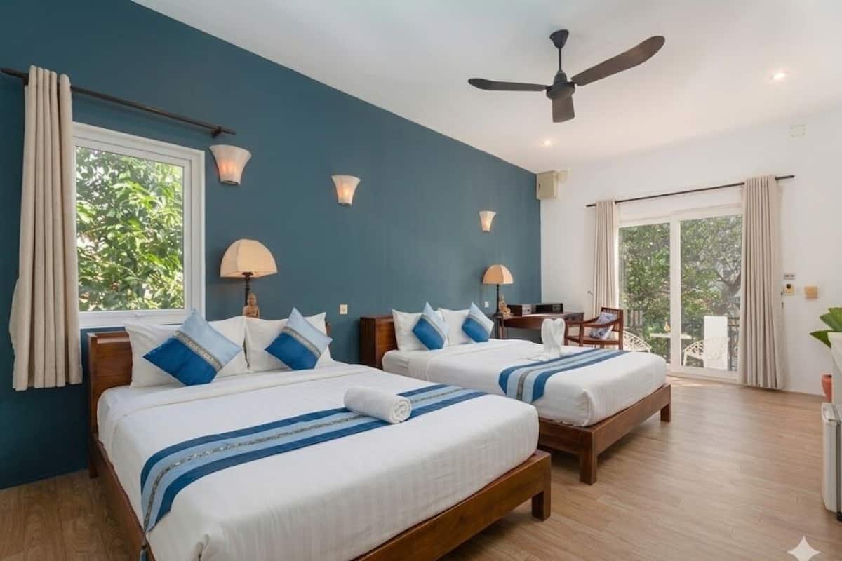 Chambre Deluxe double ou avec lits jumeaux, vue sur la piscine | Minibar, coffre-fort, bureau