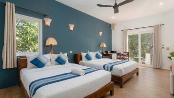 Deluxe kamer, 1 twee- of 2 eenpersoonsbedden, uitzicht op zwembad | Een minibar, een kluis op de kamer, een bureau, een laptopwerkplek