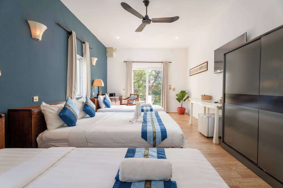 Deluxe trippelrum - utsikt mot poolen | Värdeförvaringsskåp på rummet, skrivbord och arbetsyta för laptop