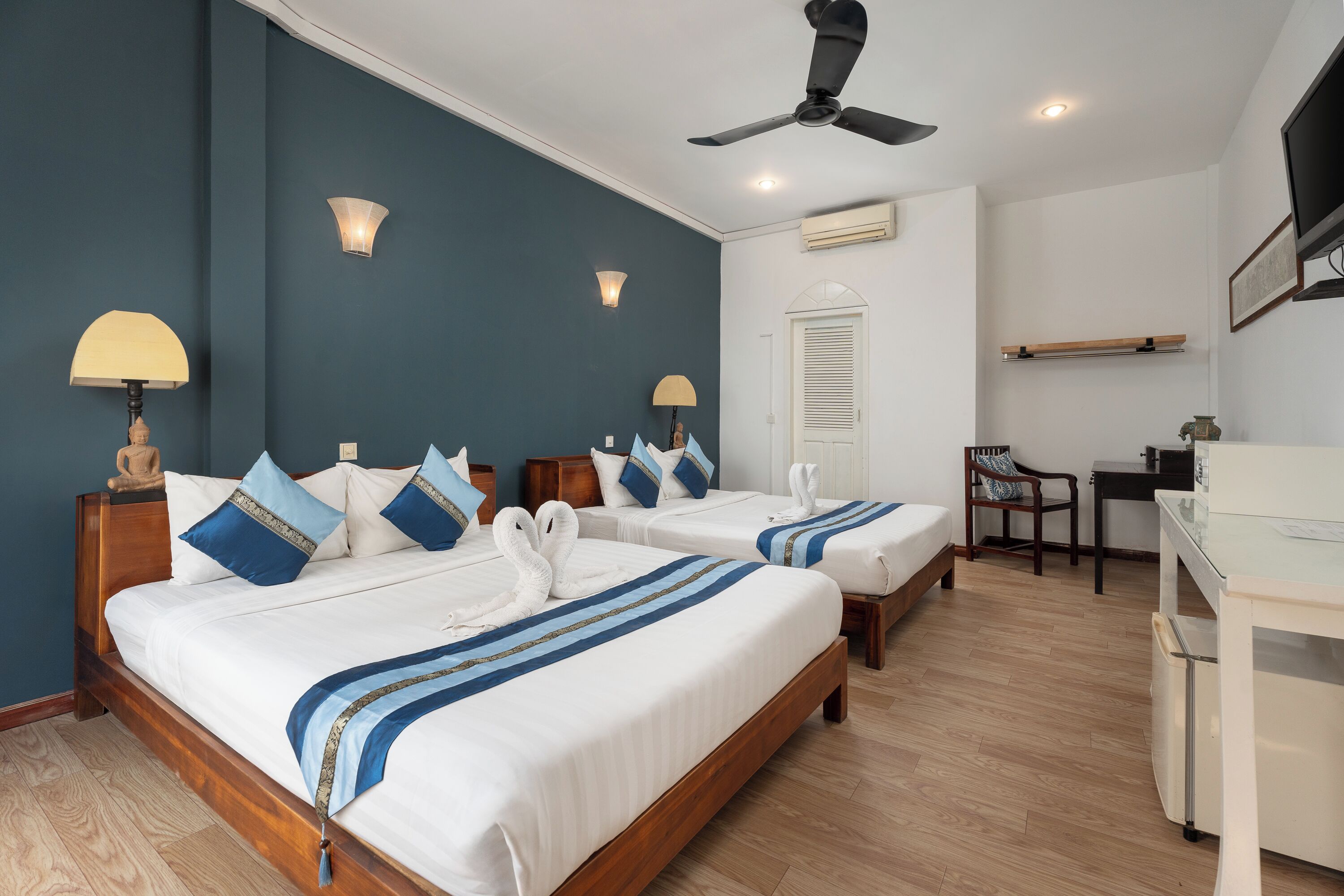 Minibar, caja de seguridad en la habitación y escritorio 