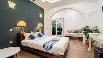 Quarto casal luxo, 1 quarto, ao lado da piscina | Frigobar, cofres nos quartos, escrivaninha