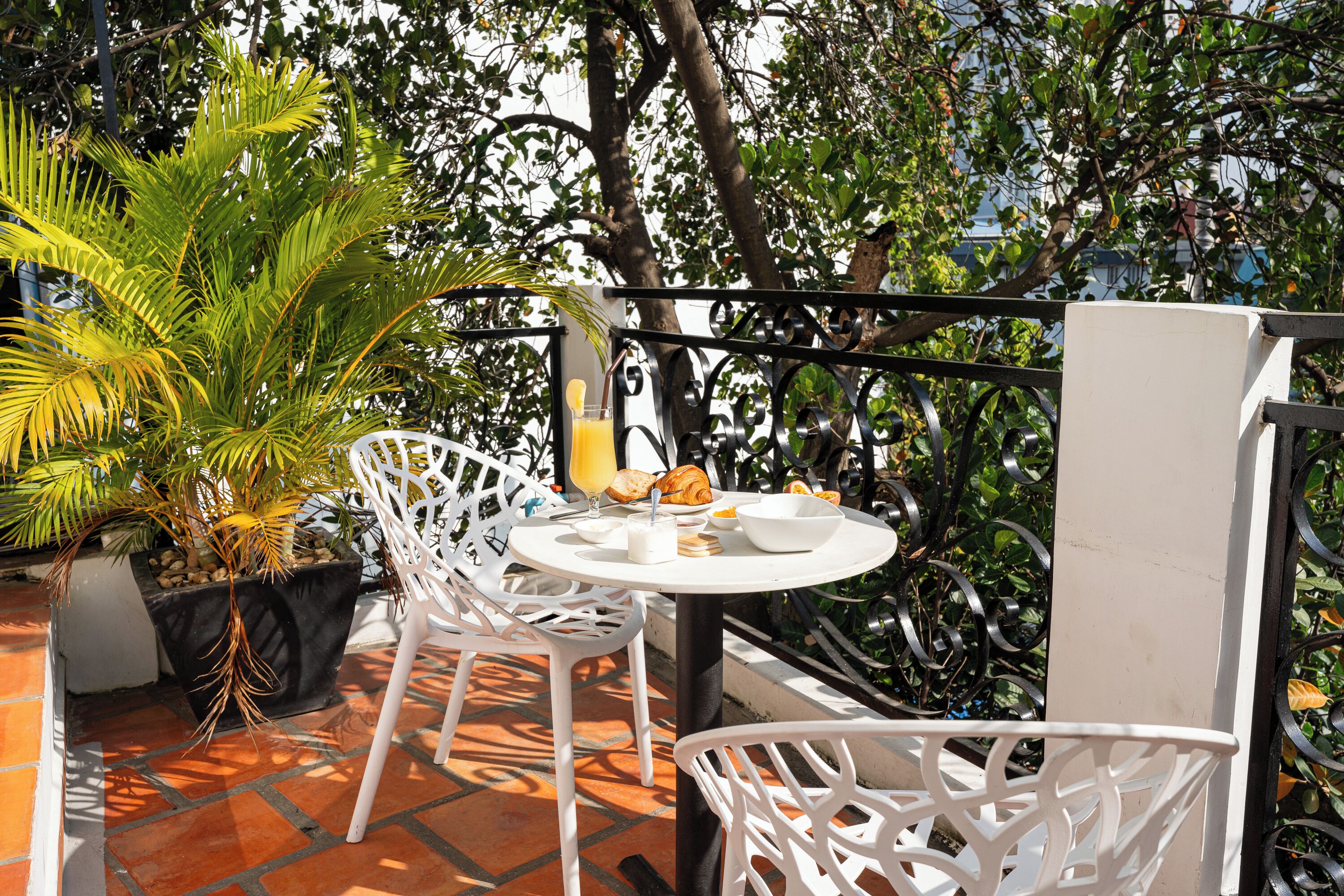 Pengeskab på værelset, skrivebord, arbejdsområde til bærbare computere