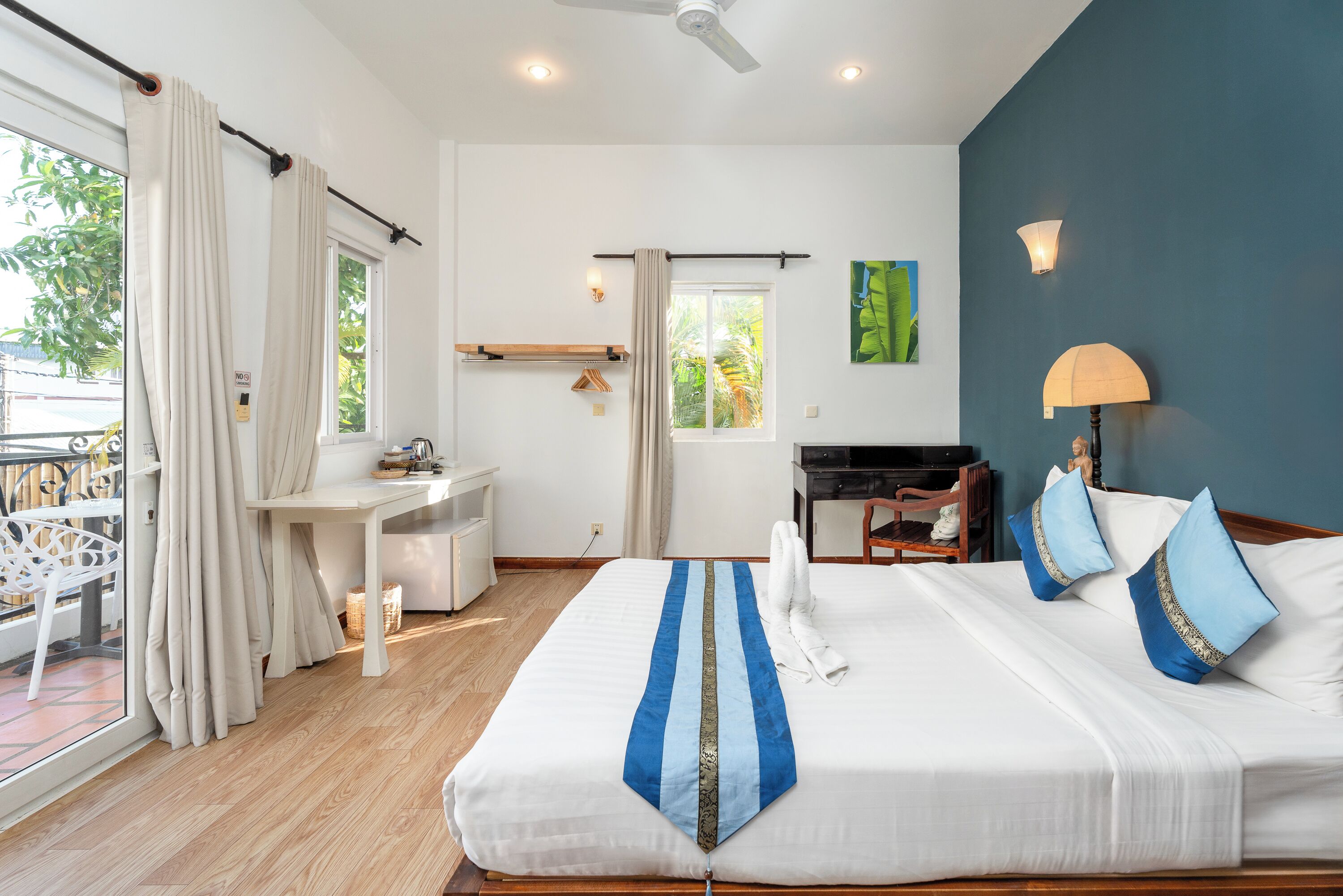 Deluxe eenpersoonskamer, uitzicht op zwembad | Een minibar, een kluis op de kamer, een bureau, een laptopwerkplek