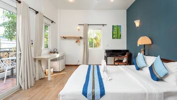 Deluxe eenpersoonskamer, uitzicht op zwembad | Een minibar, een kluis op de kamer, een bureau, een laptopwerkplek