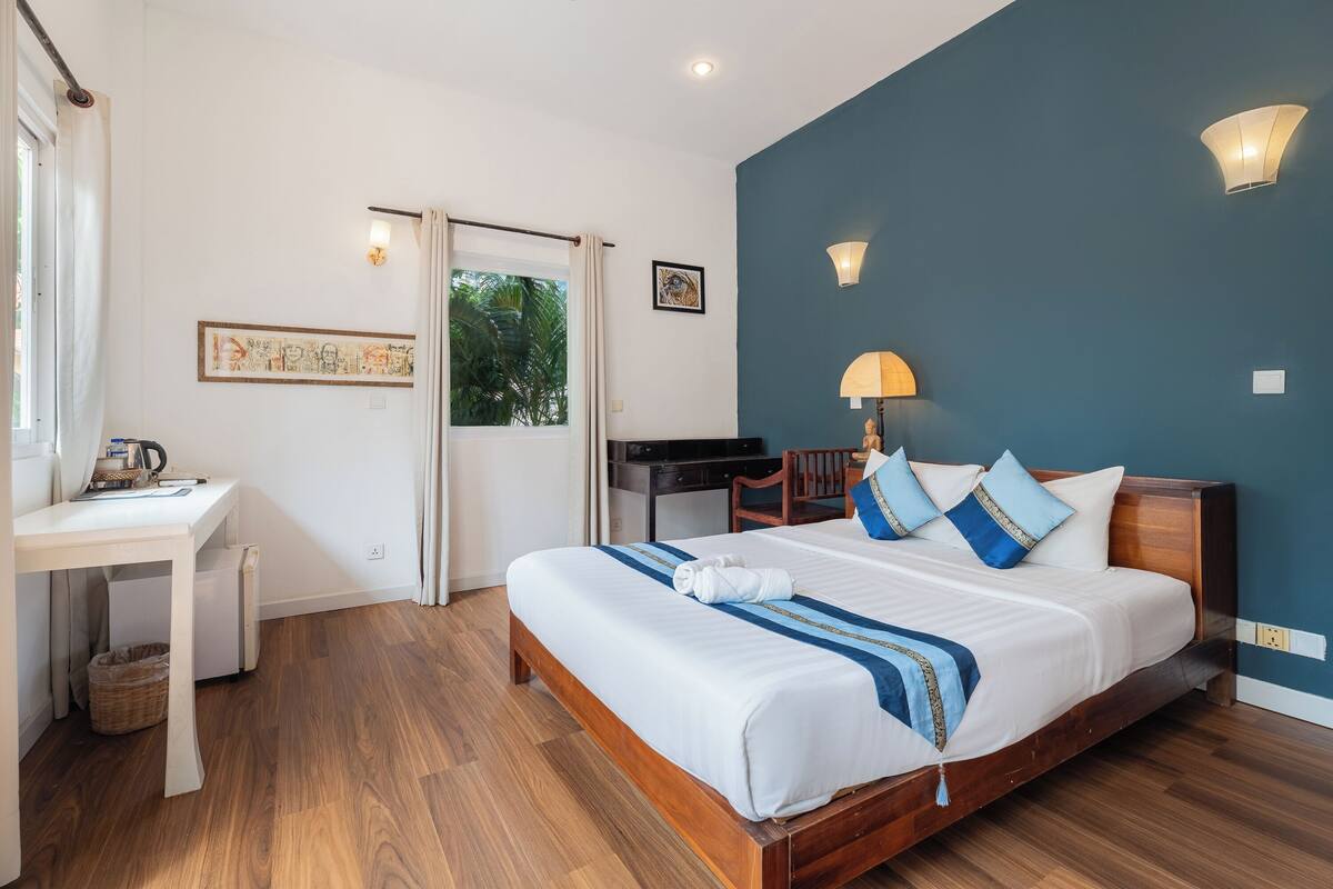 Deluxe Single Room, Pool View | Minibar, in-room safe, desk, laptop workspace