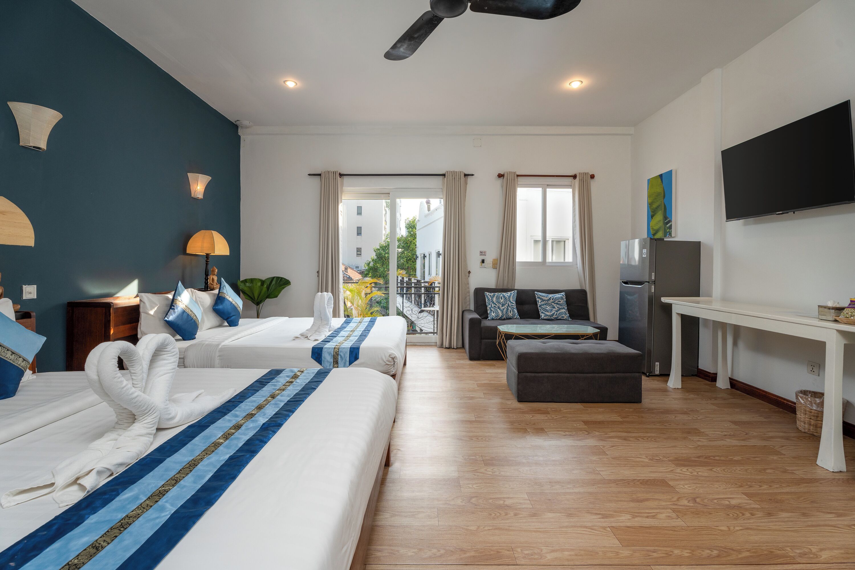 Premium-rum | Värdeförvaringsskåp på rummet, skrivbord och arbetsyta för laptop