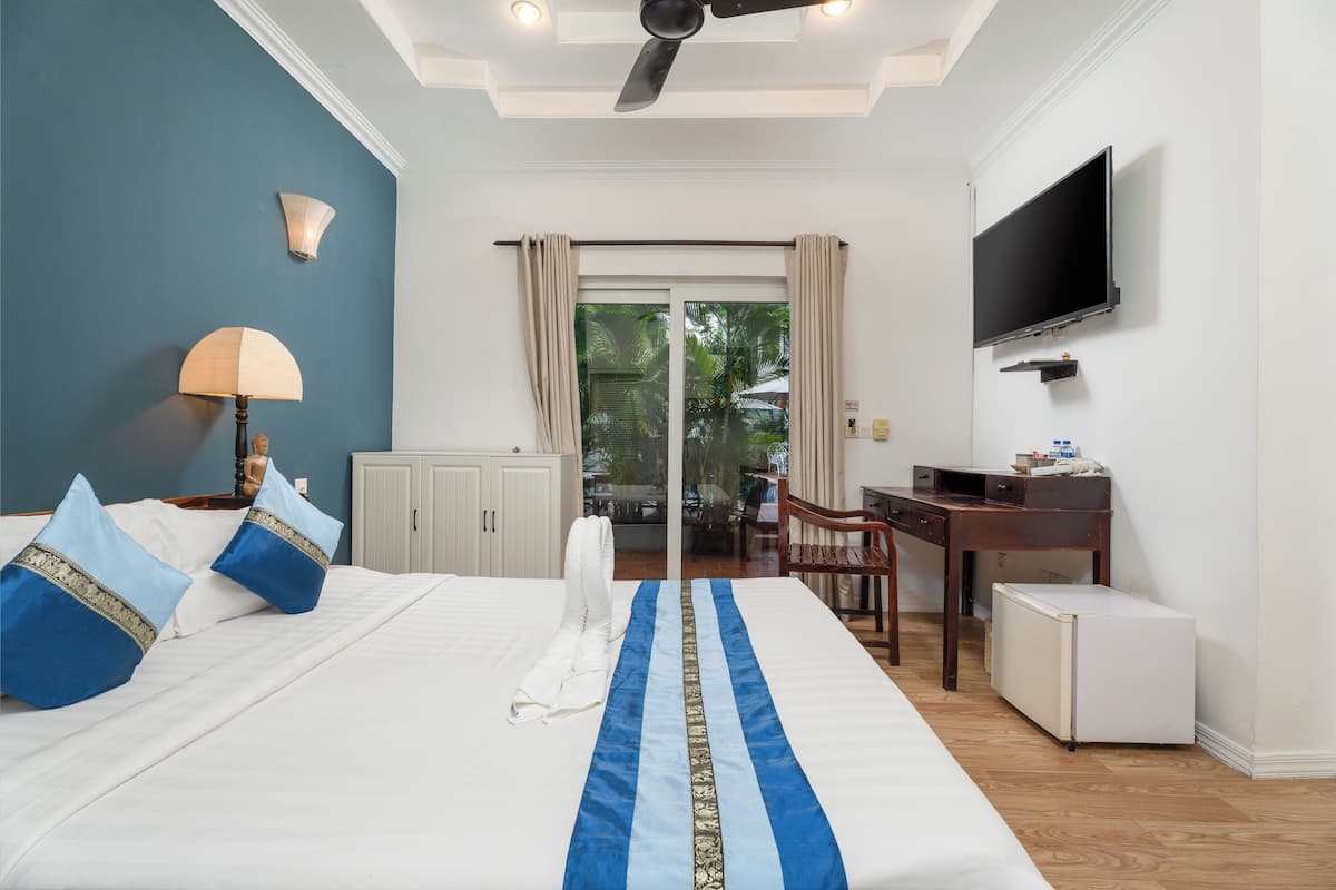 Chambre Deluxe, 1 chambre, au bord de la piscine | Minibar, coffre-fort, bureau